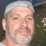 Homem jovem, 30–40 anos, estilo casual, sorridente