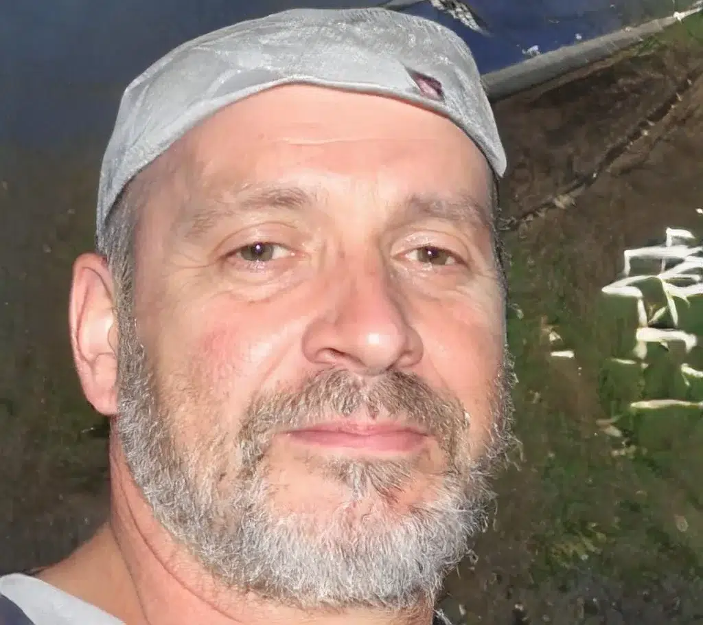 Homem jovem, 30–40 anos, estilo casual, sorridente