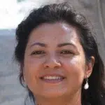 - Mulher jovem-adulta, 25–35 anos, cabelo castanho, sorriso natural.