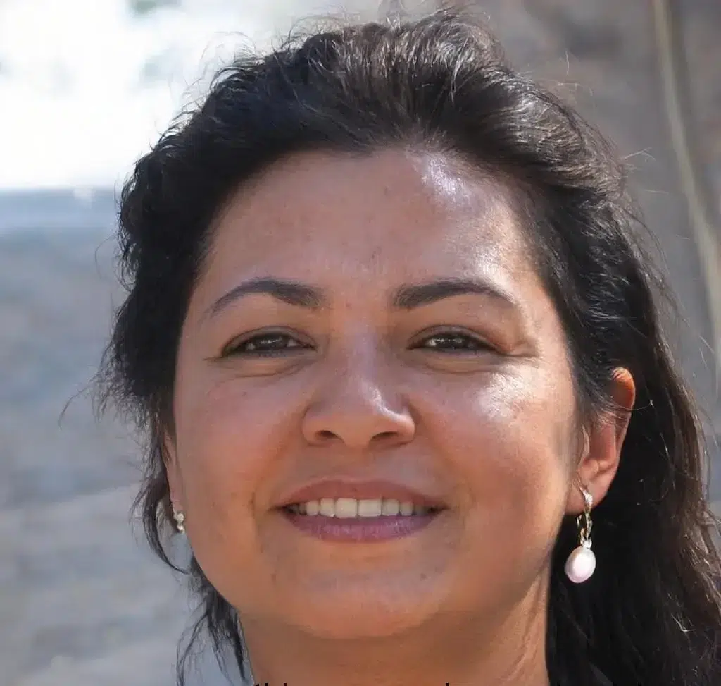 - Mulher jovem-adulta, 25–35 anos, cabelo castanho, sorriso natural.