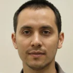 Homem 40–50 anos, expressao sorridente