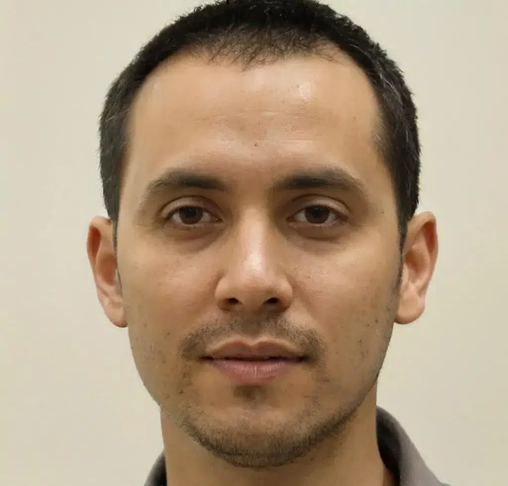 Homem 40–50 anos, expressao sorridente